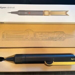 Dyson Airstrait Straightener - Onyx
Black & Gold